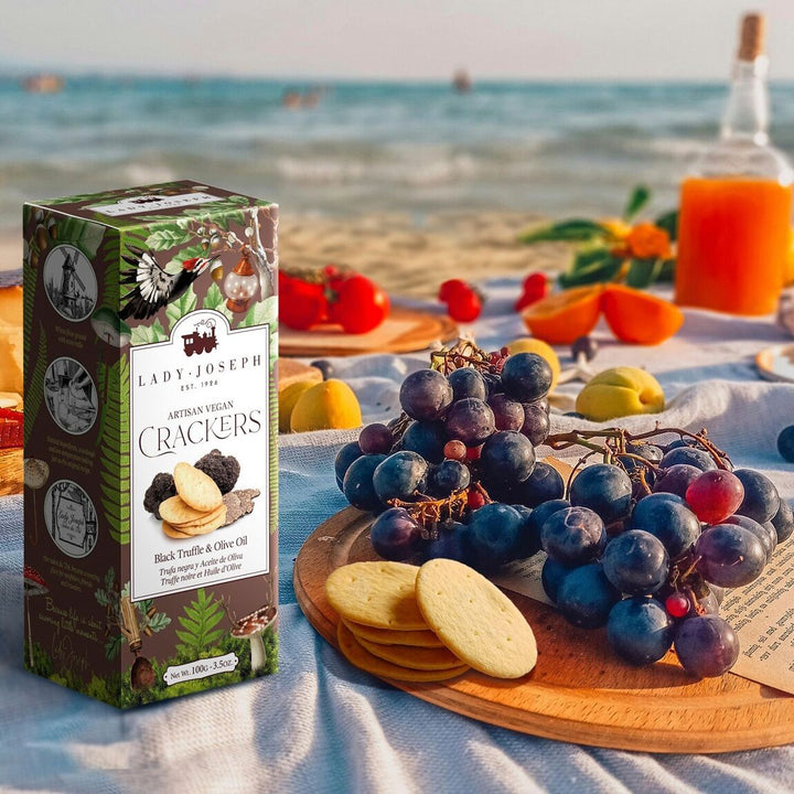 vegane Cracker mit schwarzem Trüffel und Olivenöl