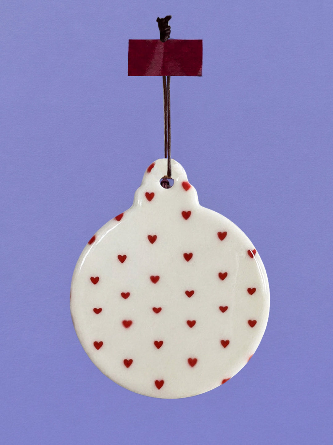 Anhänger Weihnachtskugel Liebe rote Herzchen Keramik creme