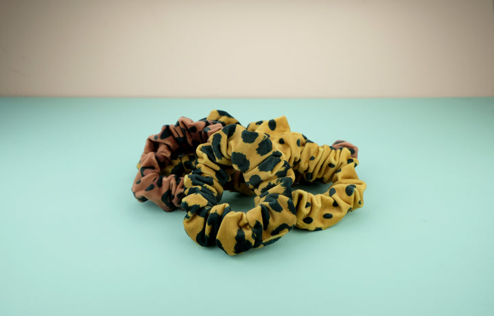 Scrunchie Sunny Leo dark print