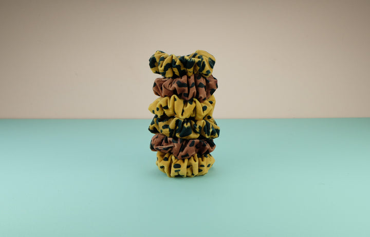 Scrunchie Sunny Leo dark print